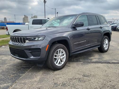 Baltic Gray Metallic Clearcoat 2025 Jeep Grand Cherokee Laredo