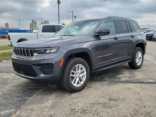Baltic Gray Metallic Clearcoat 2025 Jeep Grand Cherokee Laredo