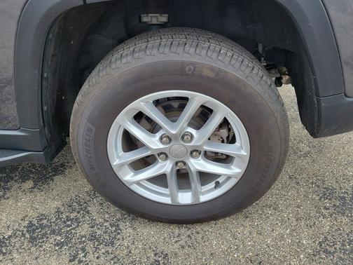 Baltic Gray Metallic Clearcoat 2025 Jeep Grand Cherokee Laredo