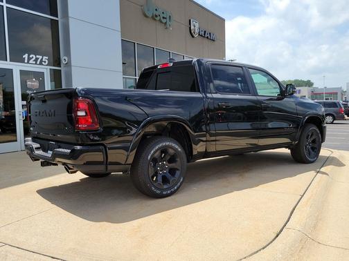Diamond Black Crystal Pearlcoat 2026 RAM 1500 Big Horn/Lone Star