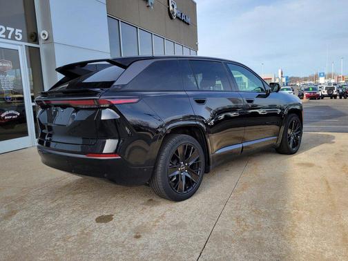 Diamond Black Crystal Pearlcoat 2024 Jeep Wagoneer S Launch Edition