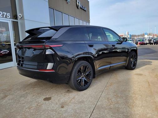 Diamond Black Crystal Pearlcoat 2024 Jeep Wagoneer S Launch Edition
