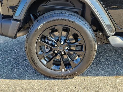 Black Clearcoat 2025 Jeep Wrangler 4xe Sahara