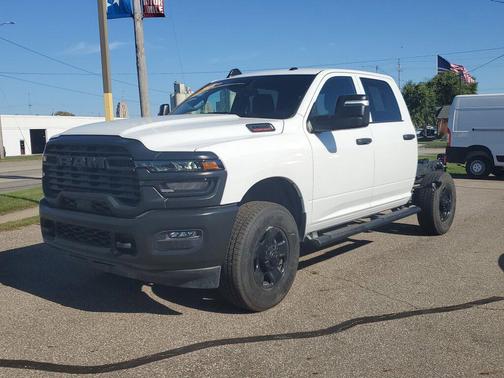 2025 RAM 3500 Tradesman Crew Cab 4x4 6'4' Box