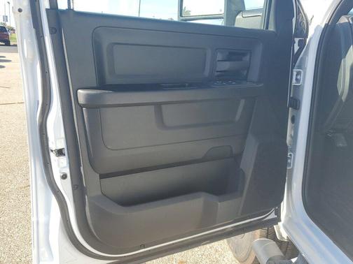 2025 RAM 3500 Tradesman Crew Cab 4x4 6'4' Box