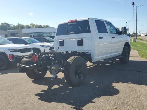 2025 RAM 3500 Tradesman Crew Cab 4x4 6'4' Box