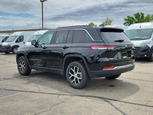 Diamond Black Crystal Pearlcoat 2025 Jeep Grand Cherokee Limited