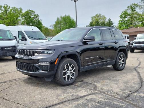 Diamond Black Crystal Pearlcoat 2025 Jeep Grand Cherokee Limited
