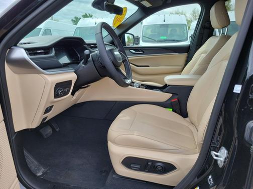 Diamond Black Crystal Pearlcoat 2025 Jeep Grand Cherokee Limited