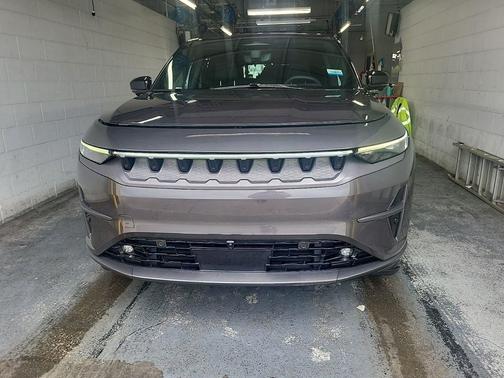 Baltic Gray Metallic Clearcoat 2024 Jeep Wagoneer S Launch Edition