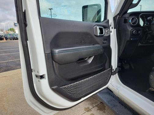 Bright White Clearcoat 2024 Jeep Wrangler 4xe High Altitude
