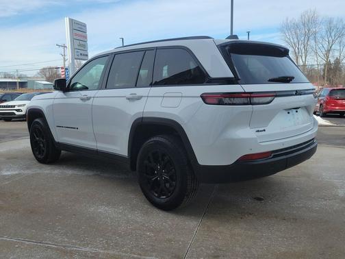 Bright White Clearcoat 2025 Jeep Grand Cherokee Altitude