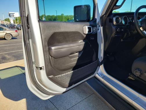 Silver Zynith Clearcoat 2023 Jeep Wrangler 4xe Rubicon