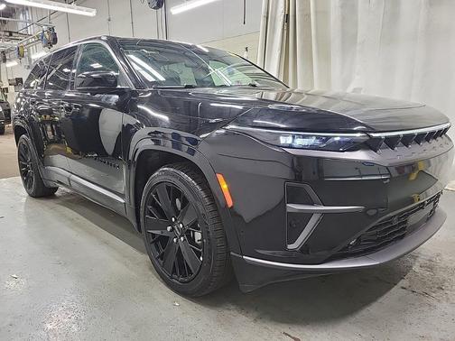 Diamond Black Crystal Pearlcoat 2024 Jeep Wagoneer S Launch Edition