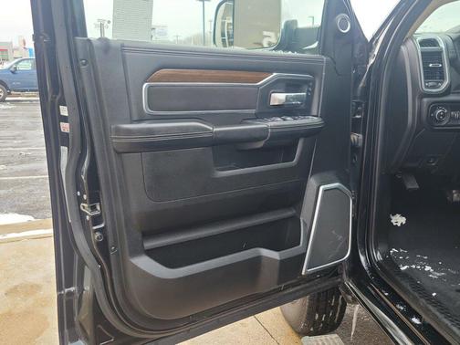 2022 RAM 3500 Laramie Crew Cab 4x4 8' Box