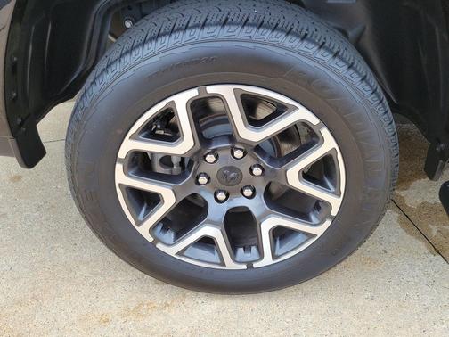 Diamond Black Crystal Pearlcoat 2025 RAM 1500 Laramie