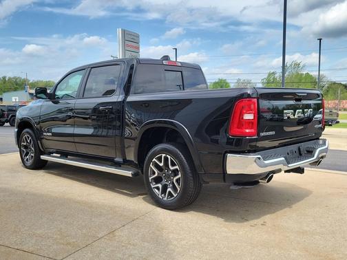 Diamond Black Crystal Pearlcoat 2025 RAM 1500 Laramie