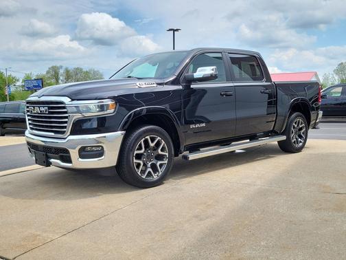 Diamond Black Crystal Pearlcoat 2025 RAM 1500 Laramie