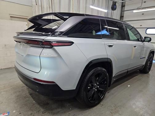 Silver Zynith Clearcoat 2024 Jeep Wagoneer S Launch Edition