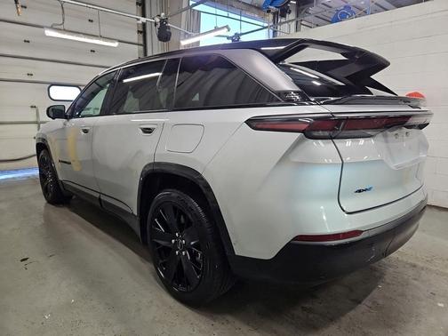 Silver Zynith Clearcoat 2024 Jeep Wagoneer S Launch Edition