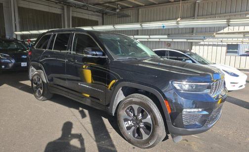 Diamond Black Crystal Pearlcoat 2023 Jeep Grand Cherokee 4xe Base