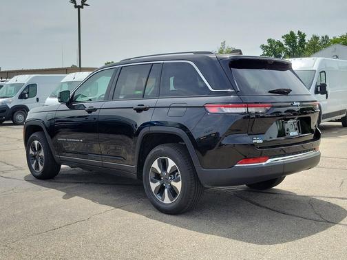Diamond Black Crystal Pearlcoat 2023 Jeep Grand Cherokee 4xe Base