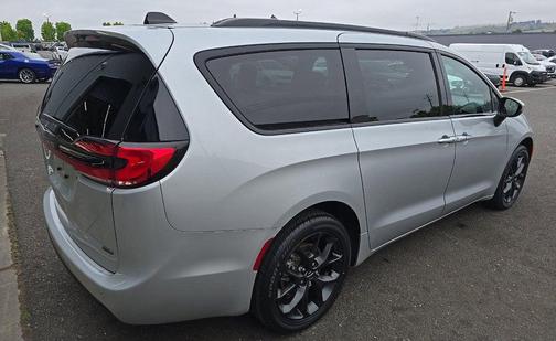 Silver Mist Clearcoat 2023 Chrysler Pacifica Touring L