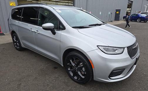 Silver Mist Clearcoat 2023 Chrysler Pacifica Touring L