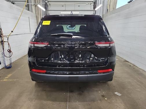 Diamond Black Crystal Pearlcoat 2025 Jeep Grand Cherokee Altitude