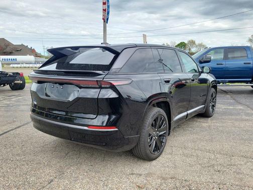 Diamond Black Crystal Pearlcoat 2024 Jeep Wagoneer S Launch Edition