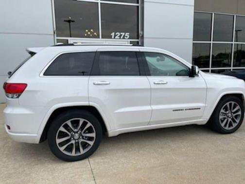 Photo 1 of 8 of 2018 Jeep Grand Cherokee Overland