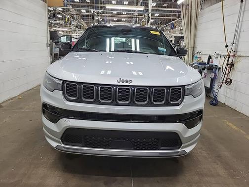 Silver Zynith Metallic Clearcoat 2025 Jeep Compass Limited