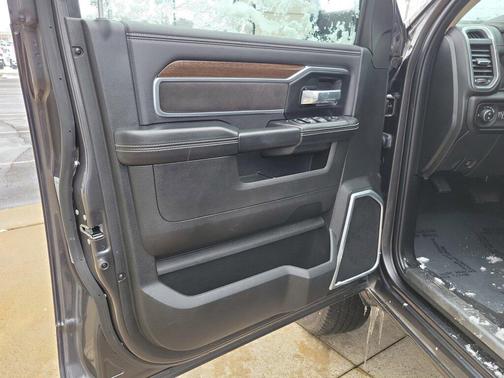 2022 RAM 2500 Laramie Crew Cab 4x4 6'4' Box