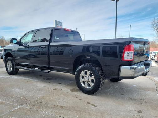 Diamond Black Crystal Pearlcoat 2022 RAM 3500 Big Horn Crew Cab 4x4 8' Box