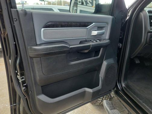 2022 RAM 3500 Big Horn Crew Cab 4x4 8' Box