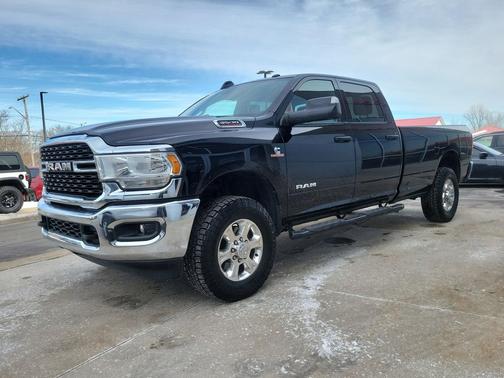 Diamond Black Crystal Pearlcoat 2022 RAM 3500 Big Horn Crew Cab 4x4 8' Box