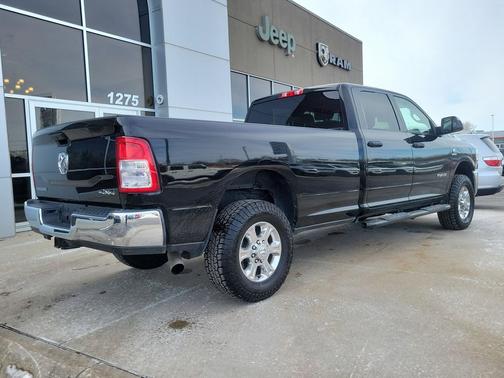 Diamond Black Crystal Pearlcoat 2022 RAM 3500 Big Horn Crew Cab 4x4 8' Box