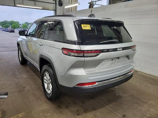Silver Zynith 2025 Jeep Grand Cherokee Laredo