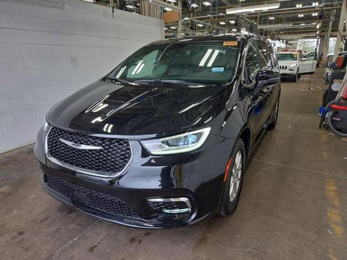 Diamond Black Crystal Pearlcoat 2026 Chrysler Pacifica L