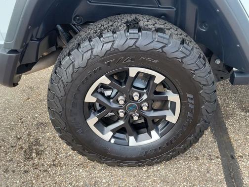 Bright White Clearcoat 2025 Jeep Wrangler 4xe Rubicon