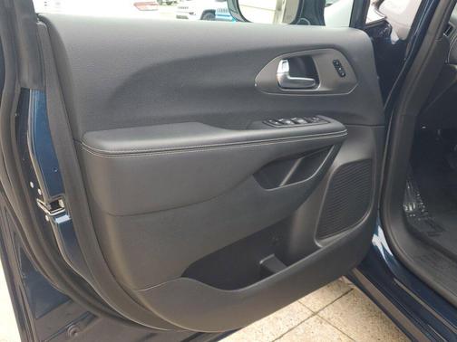 2025 Chrysler Pacifica L