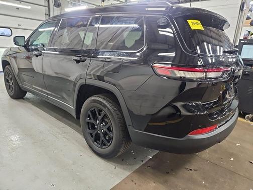 Diamond Black Crystal Pearlcoat 2025 Jeep Grand Cherokee L Altitude