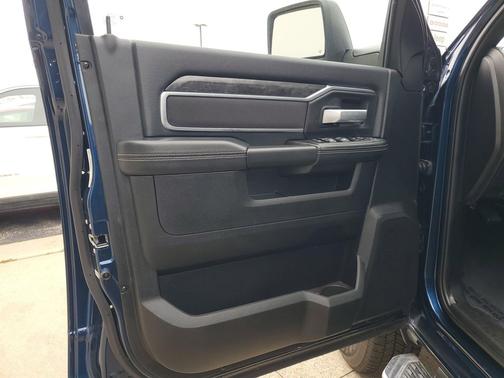 Patriot Blue Pearlcoat 2024 RAM 2500 Big Horn Crew Cab 4x4 6'4' Box