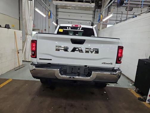 Bright White Clearcoat 2026 RAM 2500 Big Horn Crew Cab 4x4 6'4' Box