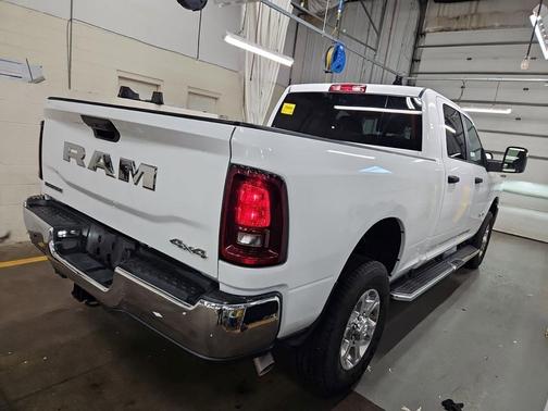 Bright White Clearcoat 2026 RAM 2500 Big Horn Crew Cab 4x4 6'4' Box