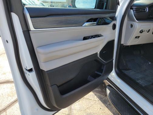 Bright White Clearcoat 2023 Jeep Wagoneer Series II 4x4