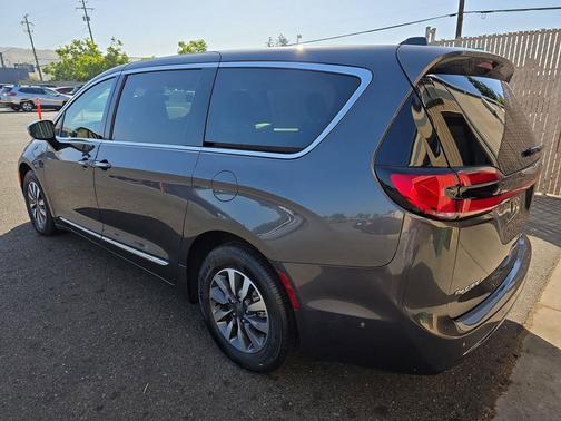 Granite Crystal Metallic Clearcoat 2023 Chrysler Pacifica Hybrid Limited