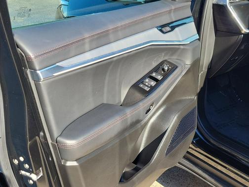 Diamond Black Crystal Pearlcoat 2024 Jeep Wagoneer S Launch Edition