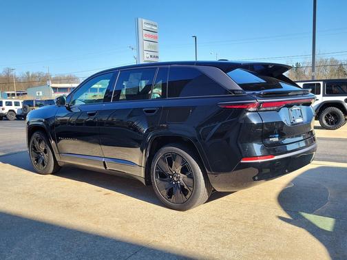 Diamond Black Crystal Pearlcoat 2024 Jeep Wagoneer S Launch Edition