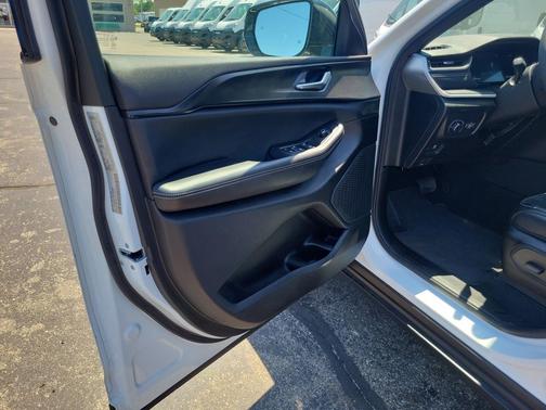 Bright White Clearcoat 2024 Jeep Grand Cherokee L Altitude